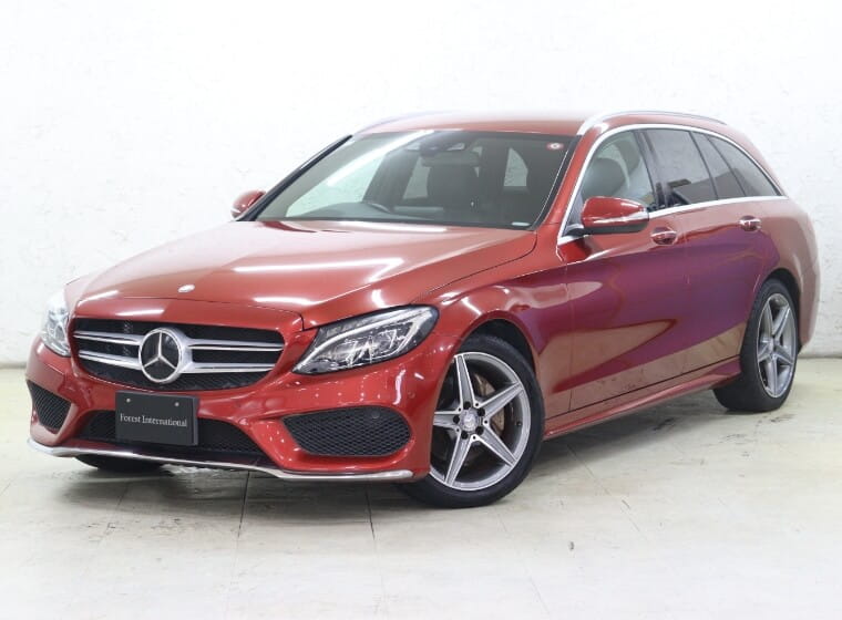 赤いメルセデスベンツの外観写真