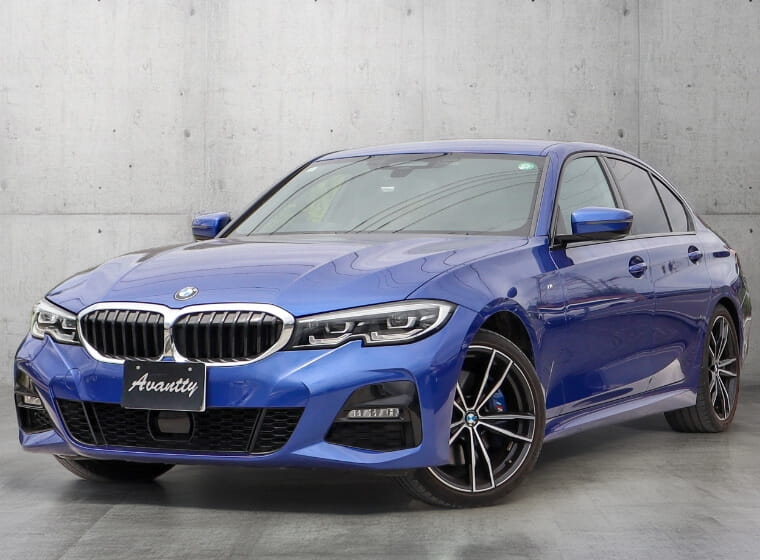 赤いメルセデスベンツの外観写真