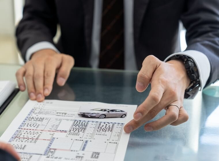 査定士が書類を確認している様子