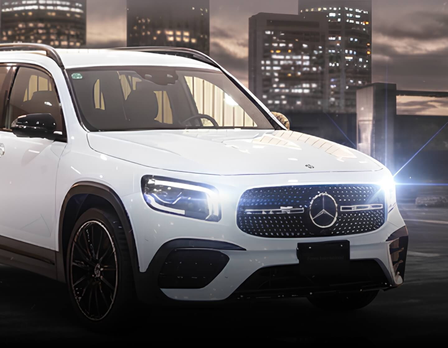 白いメルセデスベンツが都会の背景の中で停車している様子