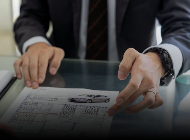 書類とペンで説明する男性の手元